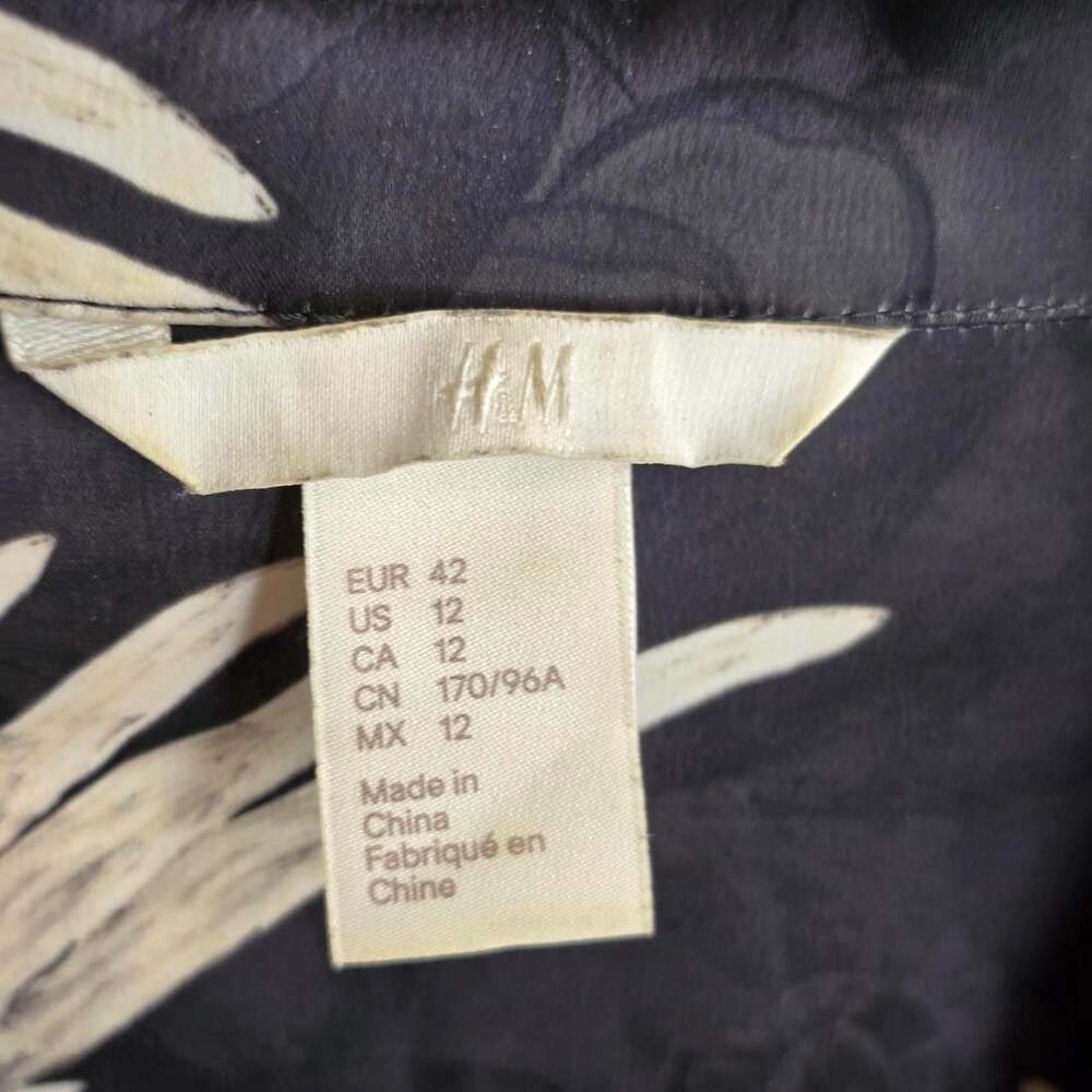 H&M Crane-Print Satin Blouse with Red Piping - Picture 8 of 8